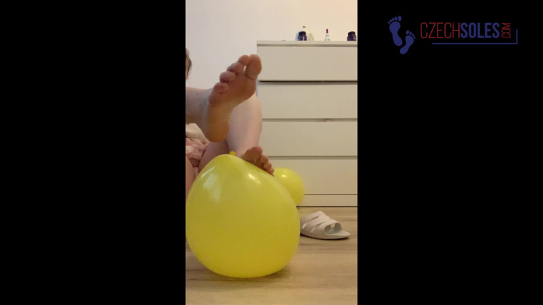 Czech Soles - foot fetish content: Feet &amp; Balloons Crushing