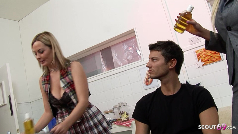 Full porn collection: Блондинку брудні мамки відтрахали до оргазму великим членом у тріо