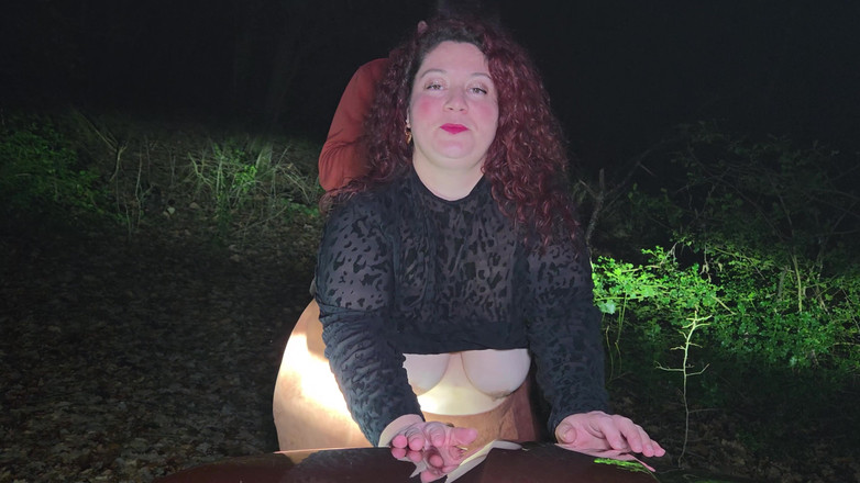 abricot sucree: 밤의 숲에서 섹스당하는 작은 년들