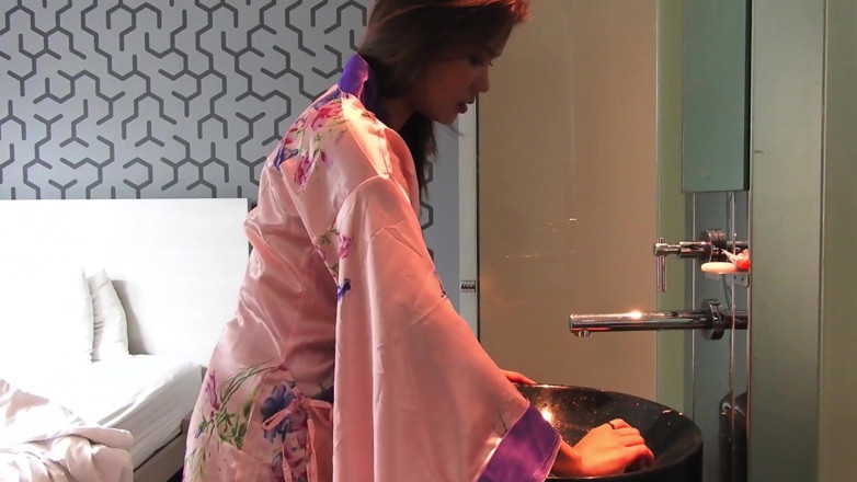 Asian Pussy Vision: Daily morning routine with a short cast leg
