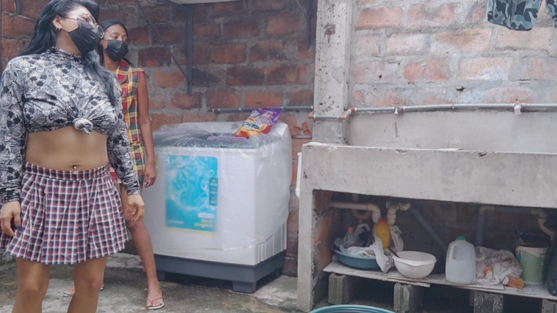 NEGRITA SEXY: Sousedé mluví špinavě na sousedním dvoře. Mají malý zadek.