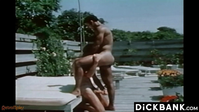 Dick bank: Geiles paar bläst sich den schwanz des anderen im freien