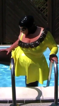 Une SSBBW suce à la piscine