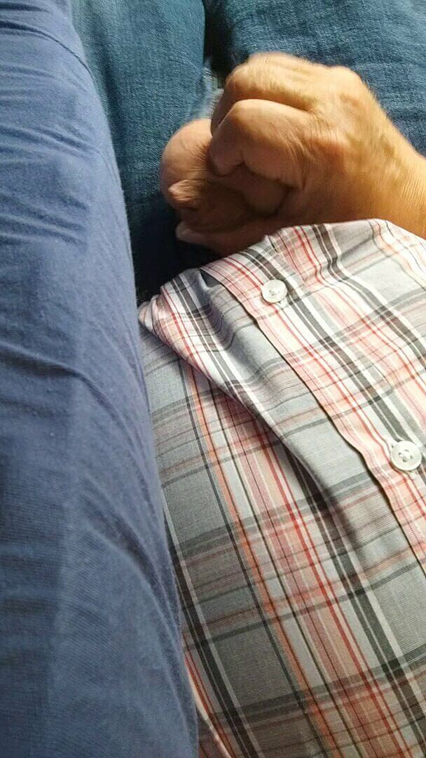 Karlchengeil: Yatakta uzanıyor ve boşalmaya çalışıyor