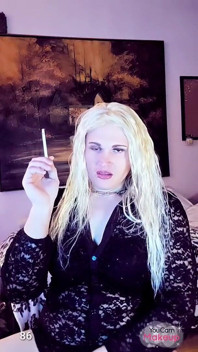 Kylie Rey Se Fait Caresser Et Fumer
