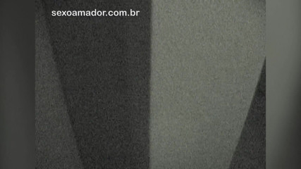 Amateurs videos: 男は、インターネットに投稿するために半裸で休んでいる花嫁のビデオを記録します