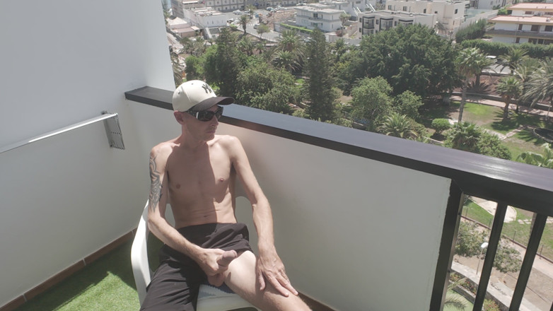 Big dick dadddy: Hladila Mého Velkého Čůráka Venku Na Balkóně a Sténala, Aby Mě...