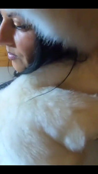 La regina delle neve succhia e ingoia sperma sul mio cappotto di pelliccia