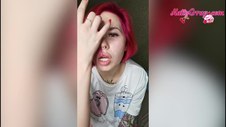 Katty Grray: Cagna con i capelli rossi con un plug anale nel...