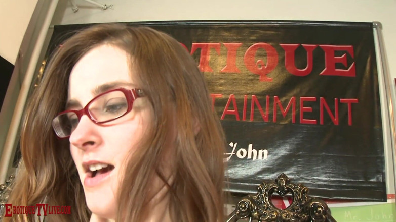 ErotiqueTVLive: Jay Taylor因为eric john的鸡巴深深插入她而失去快乐