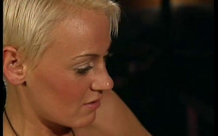 Magmafilm: 짧은 머리 헤어스타일의 귀여운 금발 마우스