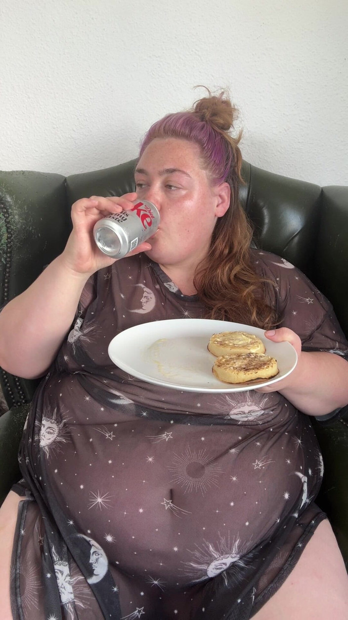 fatemmabbw: Cewek semok ini lagi asik muasin memeknya sendirian saat sarapan...