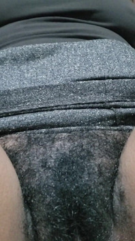 Uma mulher com buceta peluda na roupa de secretária