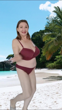 거대한 젖탱이로 따먹히는 비키니 입은 섹시한 할머니