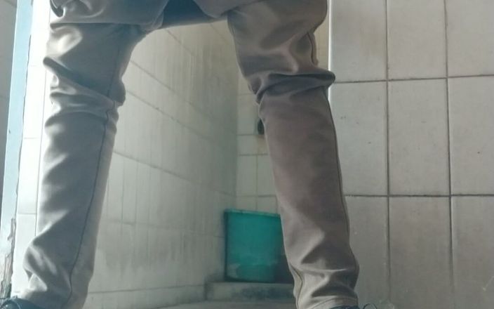 Tamil 10 inches BBC: Ik masturbeer mijn grote zwarte lul in het toilet