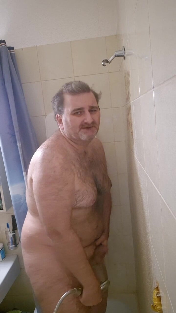 ChubbyDaddyBearLuka: Пухлый папочка-медведь принимает душ