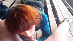 RedLili: Awek berambut merah menghisap zakar ayah di luar rumah