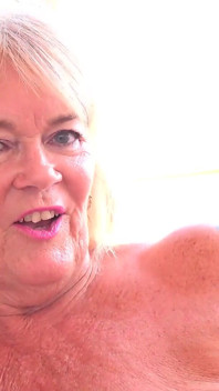 Auntjudys - Busty 66yo GILF Raz zatrudnia cię do bycia jej rączką (POV)