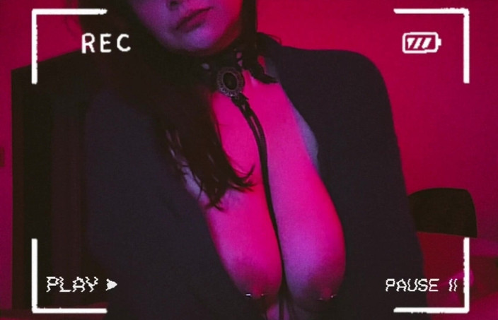 Mrs_KittyCat: Sexy MILFka si hraje s propíchnutými prsy