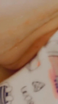 Pizda păroasă drăguță învățând are parte de pulă. Videoclip de acasă. Close-up