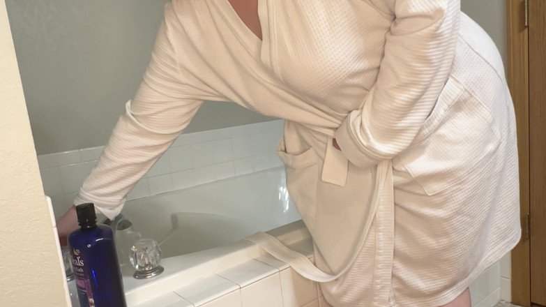 KinkyKatie: İri Güzel Kadın Yeni Küvette Kendini Sikiyor - Sapık Katie