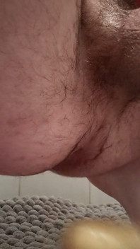 Twink peludo le mete una patata en el culo