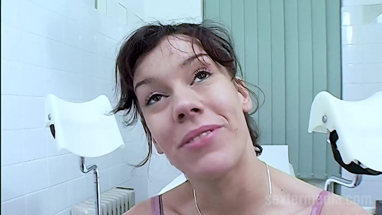 Klink by sextermedia: 黑发女孩在医生的家里展示热辣的独奏