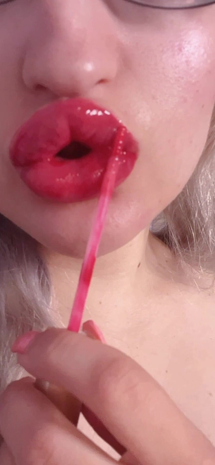 FinDom Goaldigger: 매혹적인 빨간 립스틱 광택