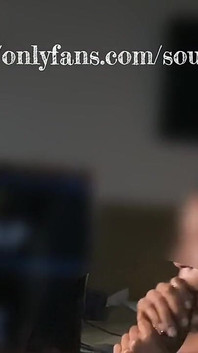 Succhia il suo cazzo mentre lui guarda il film che ho messo