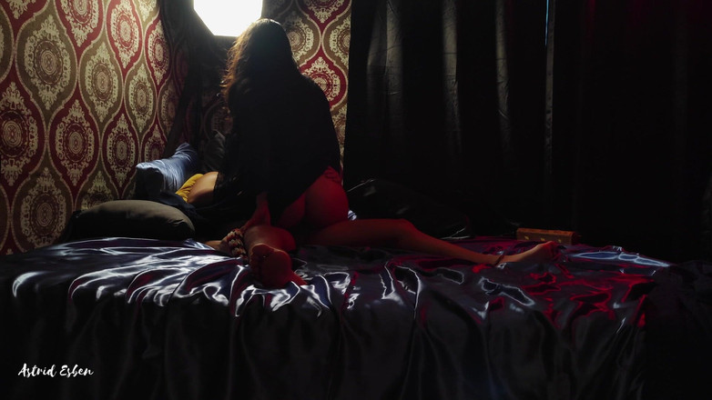 Astrid Esben: 巨乳の美しい仮面の女の子がサテンのシーツで性交 - マルチオーガズム