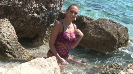 Cryptostudios: MILF berpantat besar berbogel di pantai