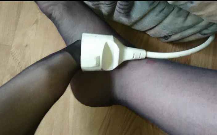 Carmen_Nylonjunge: Jeu de pieds en collants fins