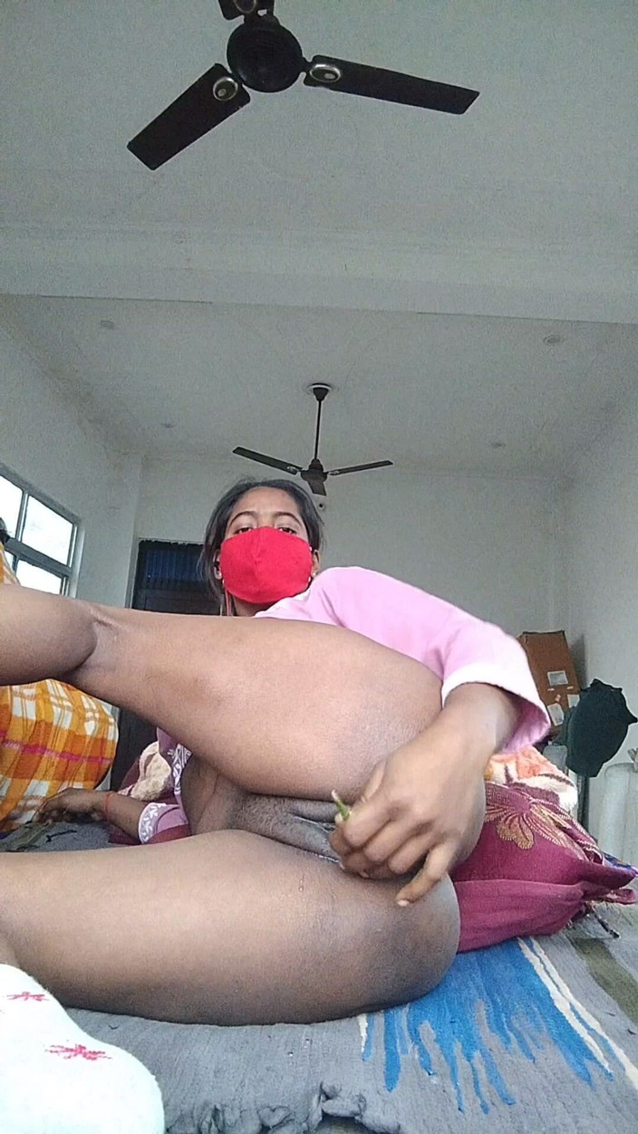 Anuttar: India hermanastra dedeándose duro solitaria en la habitación de la...