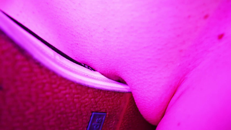 Evelyn Rouge: 자지를 빨고 핑거링하는 핫한 변태 십대