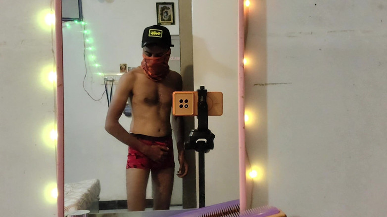 UltraHotBoy69: Cítit selfie se světelným zrcadlem
