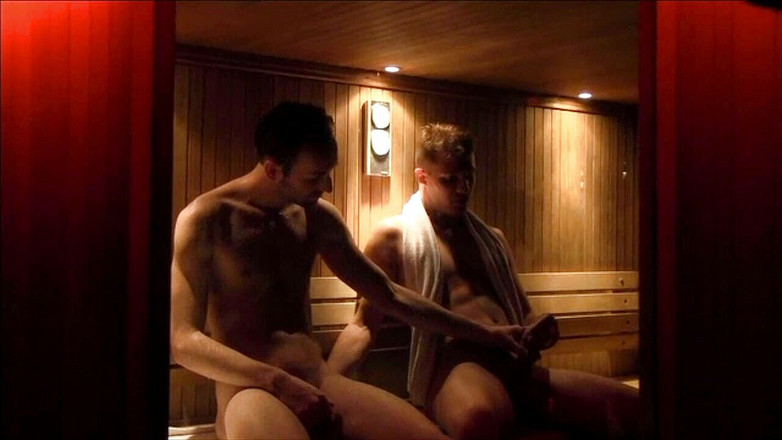 YOUNG FRENCH DUDES FUCKERS: Raael wird von Kamerin in der sauna gefickt