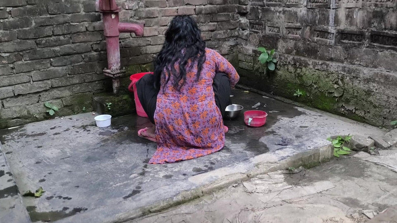 SAFI-SEXY: 화장실에서 알몸으로 목욕하는 아줌마를 보고 그녀를 껴안고 후장 따먹기 시작했어