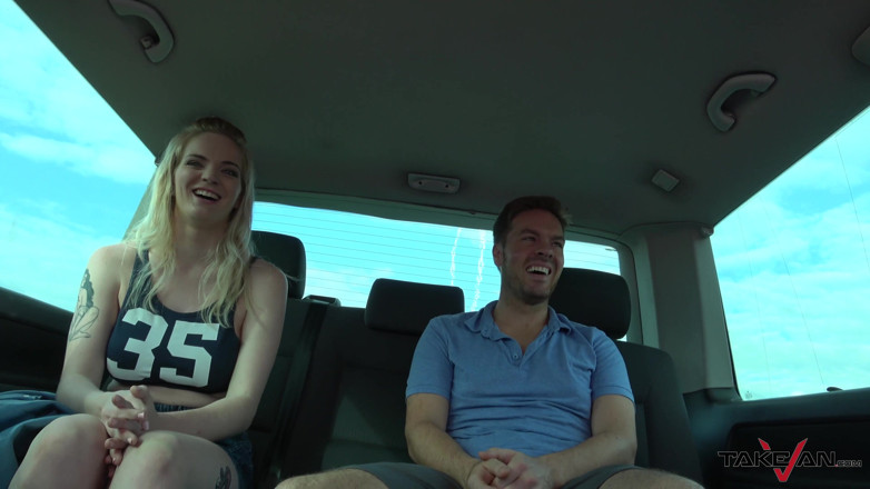 Take Van: Une salope britannique sexy à forte poitrine se fait surprendre par...