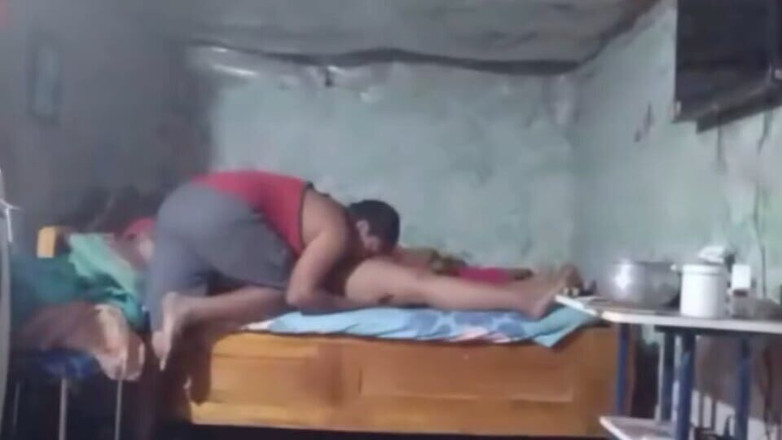 Telugu-fuckers: Pasangan desa lagi asik jilat memek istrinya yang lagi ngentot...