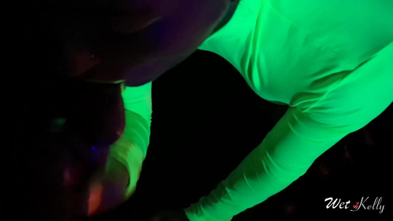 Wet Kelly: Una miLF bollente con un corpo neon ama scopare al...