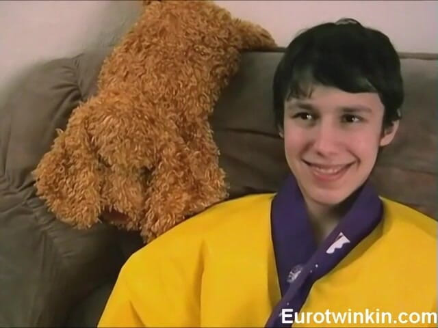 Euro boy xxx: Slim Cutie Guilano Rubs His Cock