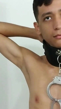 Le giocose catwoman giocano con un ragazzo latino solo!