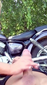 ホット熟女ジェナジェーンは、ピット赤ん坊として駐車場でロッカーを誘惑します