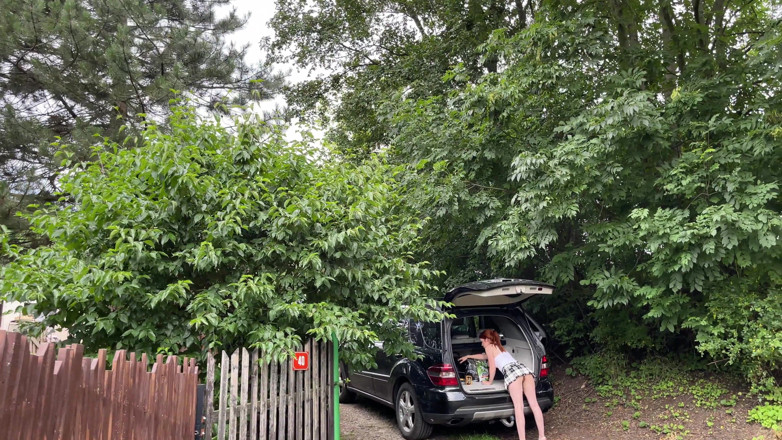 No panties TV: Gorąca ruda w krótkiej spódnicy ładuje samochód