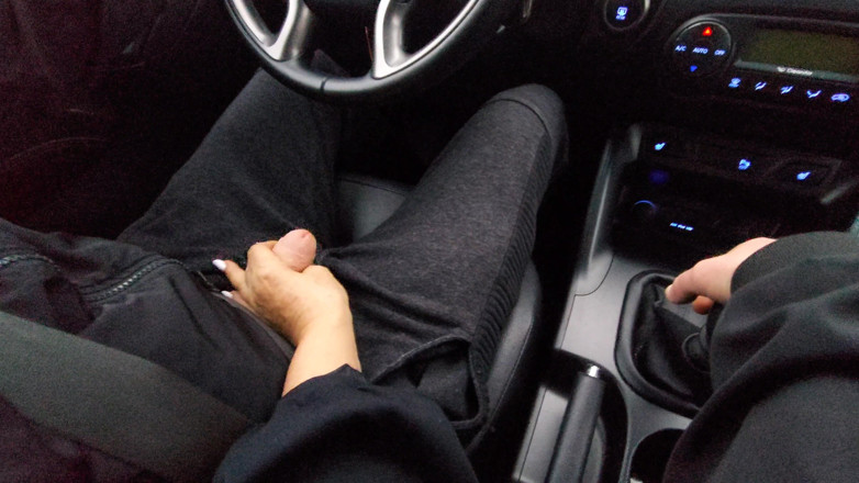 Step Mommy: 素人のMILFがタクシー運転手に手コキをし、車の中でからかう