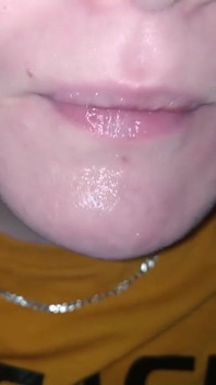 Schluckt Einen Riesigen Teil Von