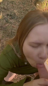 Vlhký rychlovkový sex v lese s žhavými detailními záběry