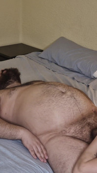 Un ours poilu jouit en me baisant la bouche