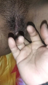 Pooja la bhabhi desi se fait masser la chatte