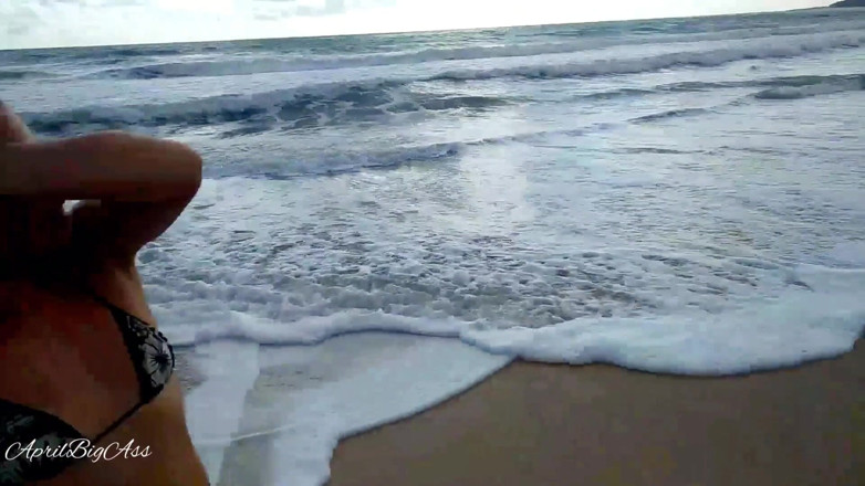 April BigAss: Minum Kencing di Pantai dan Jalan